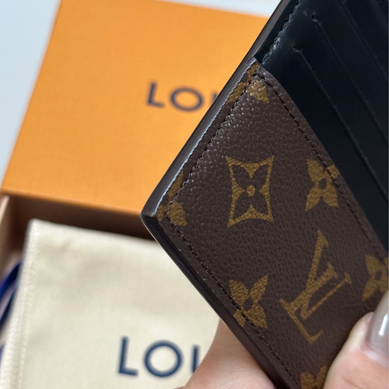 LV 拉鏈薄長夾❤️九成新 專櫃已斷貨-4