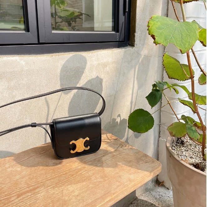 🎉新品好折扣✨Celine 10I513 閃亮小牛皮迷你凱旋門包 黑色-1