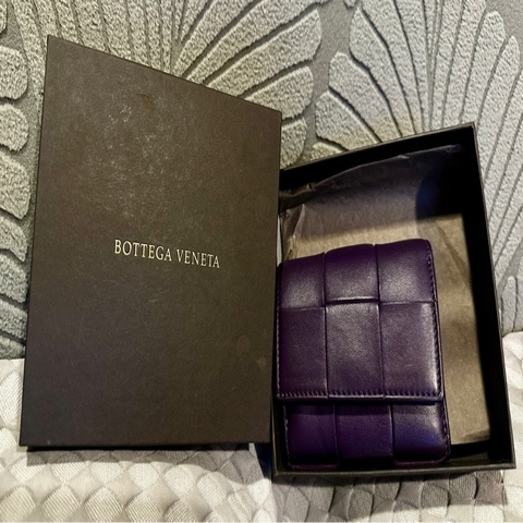 （售出不退貨）二手 BV 三折短夾 Bottega Veneta 紫色盒裝「有圖10使用痕跡有一點染色不介意在下單」不議價不議價謝謝☺️ 長20cm寬10cm厚2cm