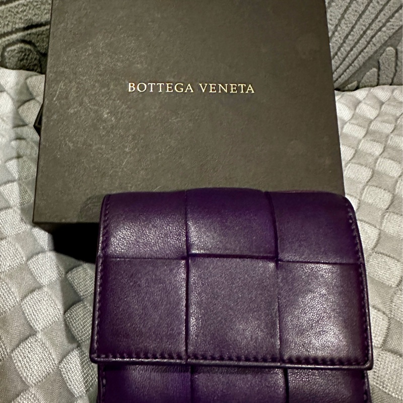 （售出不退貨）二手 BV 三折短夾 Bottega Veneta 紫色盒裝「有圖10使用痕跡有一點染色不介意在下單」不議價不議價謝謝☺️ 長20cm寬10cm厚2cm-5