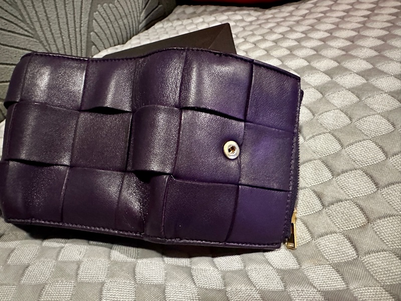 （售出不退貨）二手 BV 三折短夾 Bottega Veneta 紫色盒裝「有圖10使用痕跡有一點染色不介意在下單」不議價不議價謝謝☺️ 長20cm寬10cm厚2cm-7