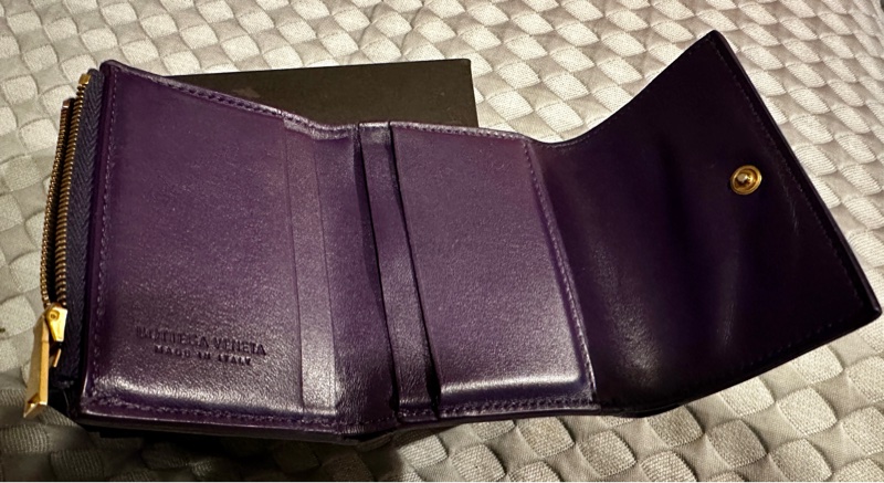 （售出不退貨）二手 BV 三折短夾 Bottega Veneta 紫色盒裝「有圖10使用痕跡有一點染色不介意在下單」不議價不議價謝謝☺️ 長20cm寬10cm厚2cm-10