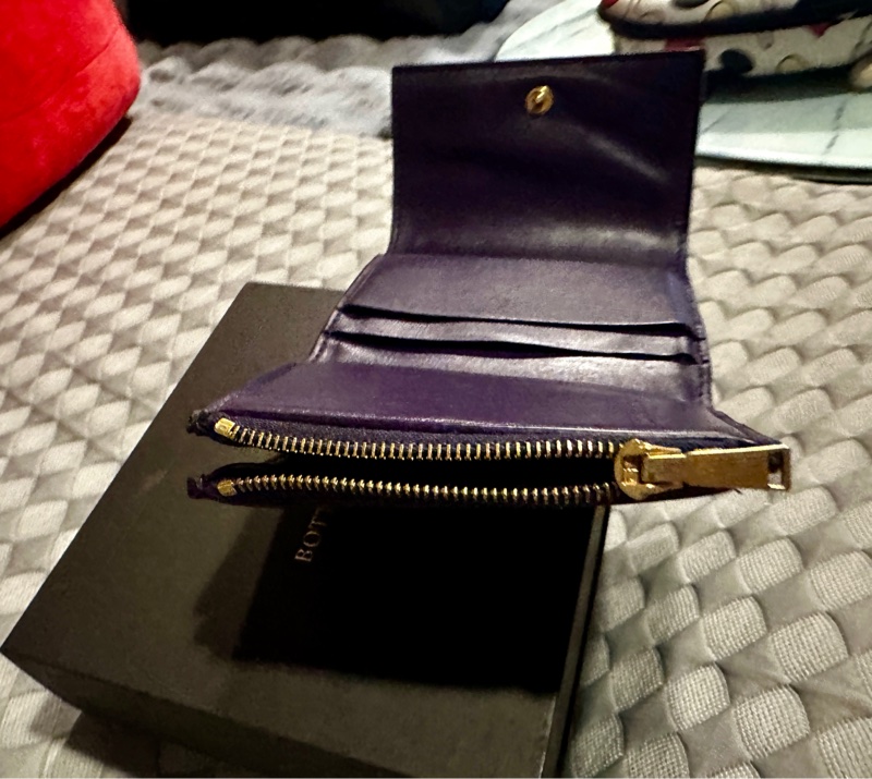 （售出不退貨）二手 BV 三折短夾 Bottega Veneta 紫色盒裝「有圖10使用痕跡有一點染色不介意在下單」不議價不議價謝謝☺️ 長20cm寬10cm厚2cm-11