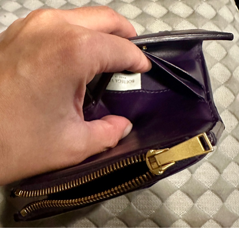（售出不退貨）二手 BV 三折短夾 Bottega Veneta 紫色盒裝「有圖10使用痕跡有一點染色不介意在下單」不議價不議價謝謝☺️ 長20cm寬10cm厚2cm-16