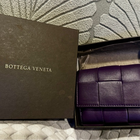 （售出不退貨）二手 BV 三折短夾 Bottega Veneta 紫色盒裝「有圖10使用痕跡有一點染色不介意在下單」不議價不議價謝謝☺️ 長20cm寬10cm厚2cm-17