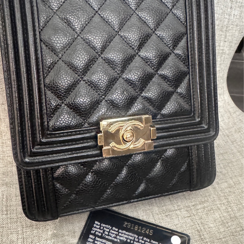 Chanel Boy 黑色荔枝皮淡金釦豎版口蓋包leboy-1