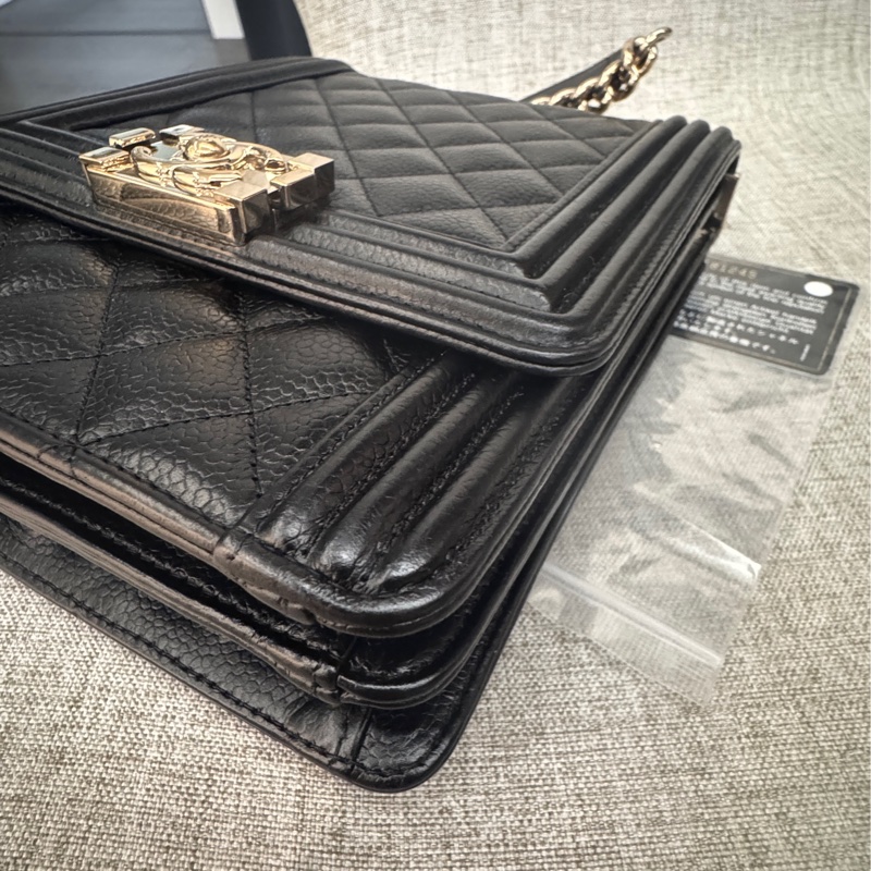 Chanel Boy 黑色荔枝皮淡金釦豎版口蓋包leboy-6