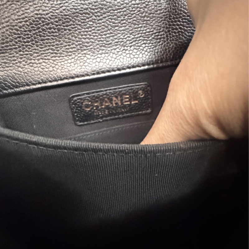 Chanel Boy 黑色荔枝皮淡金釦豎版口蓋包leboy-9
