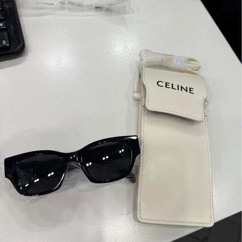 全新 Celine 墨鏡🕶️ 墨鏡之外還配一個小側背包 堪比買一送一