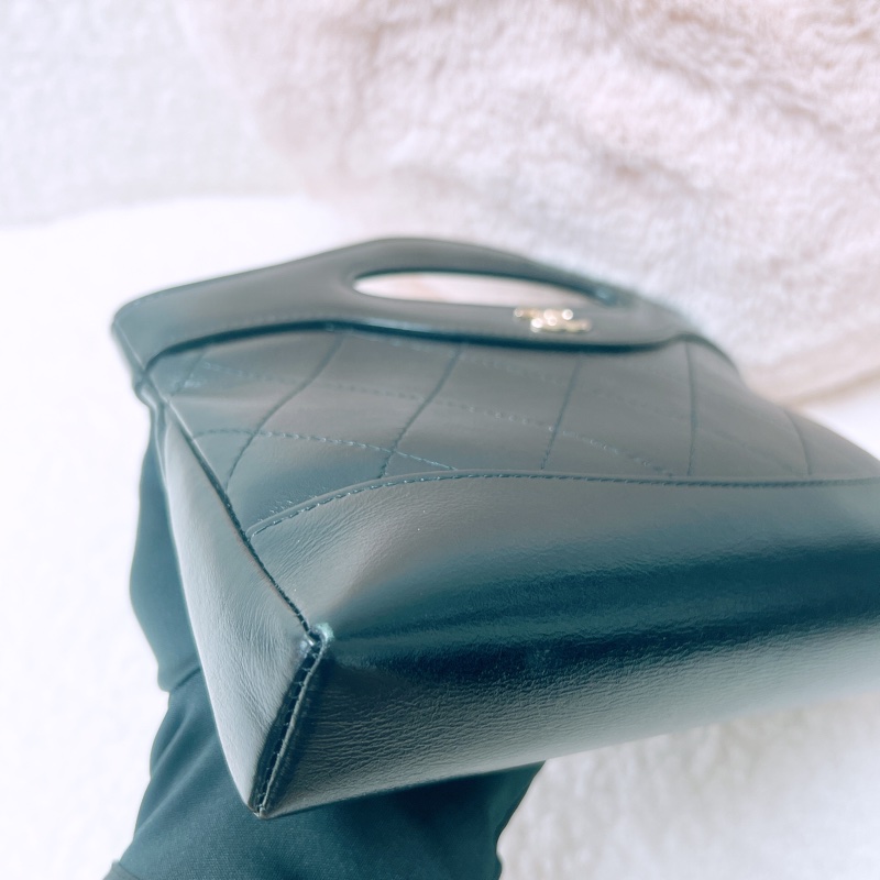 Chanel 31 nano 黑金手柄斜挎包-4