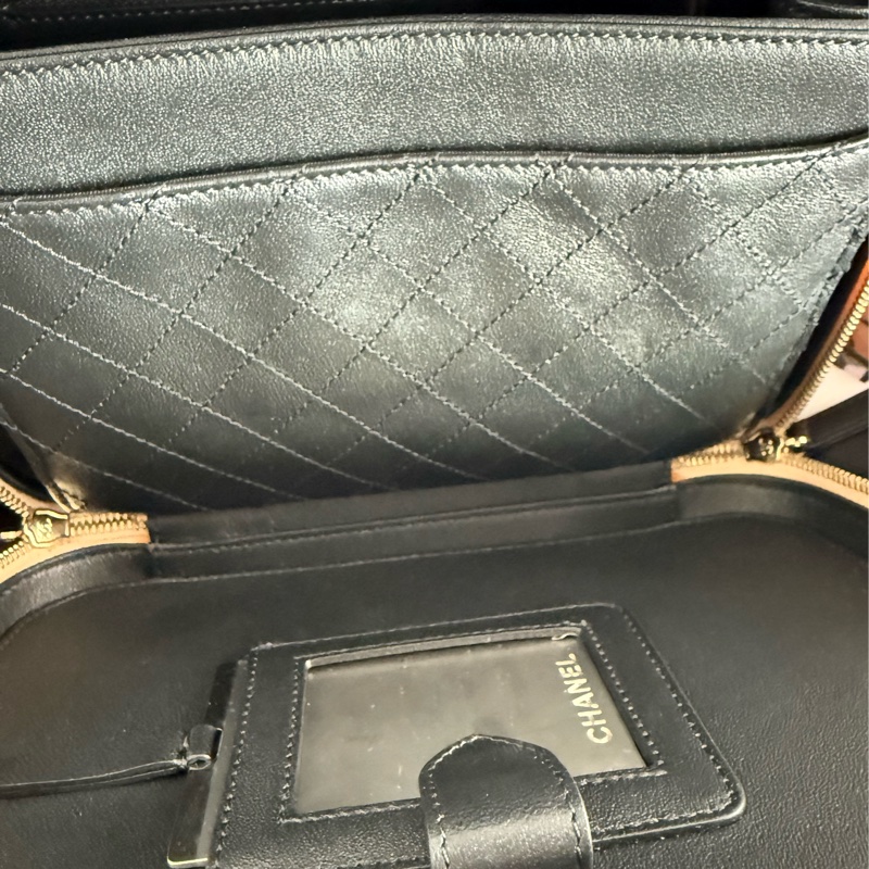 極新CHANEL奶茶色Vanity Case cc logo Filigree化妝箱24cm手提肩背包A93343-6