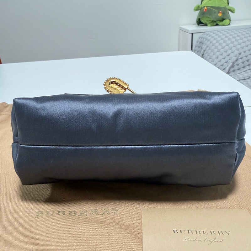Burberry The Pin 絲質緞面 灰藍色手拿包-7