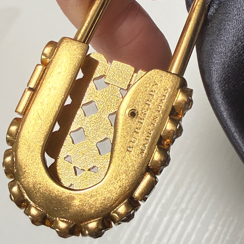 Burberry The Pin 絲質緞面 灰藍色手拿包-11