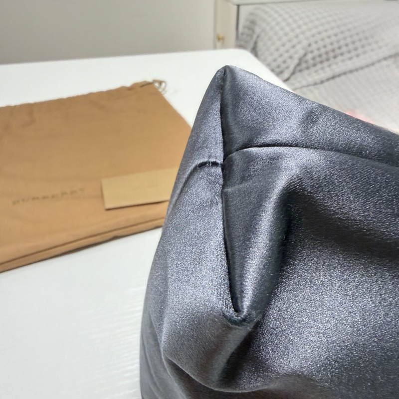 Burberry The Pin 絲質緞面 灰藍色手拿包-14