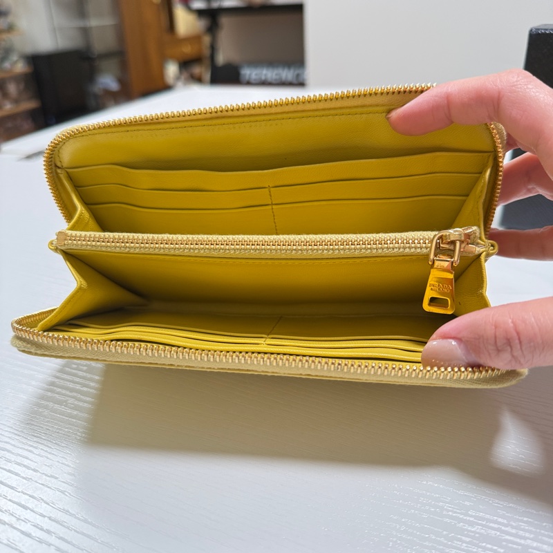 PRADA 普拉達 小雞黃 漆皮長夾-11