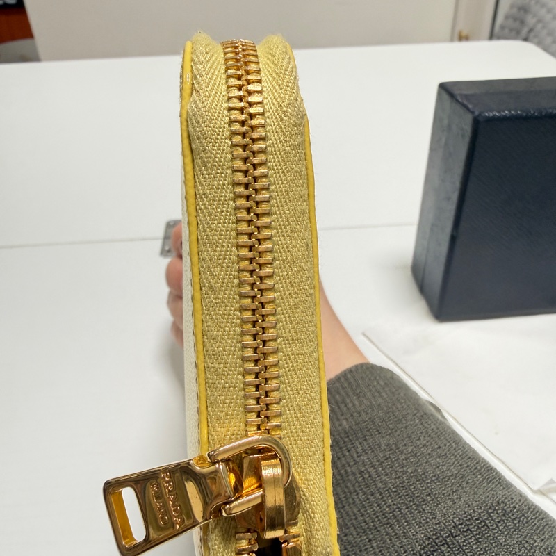 PRADA 普拉達 小雞黃 漆皮長夾-16