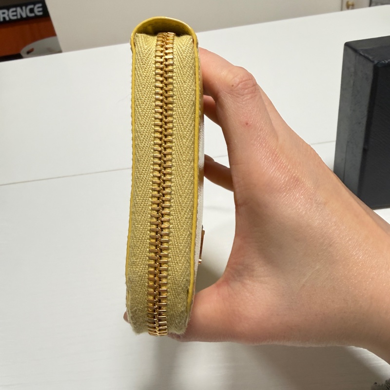 PRADA 普拉達 小雞黃 漆皮長夾-17