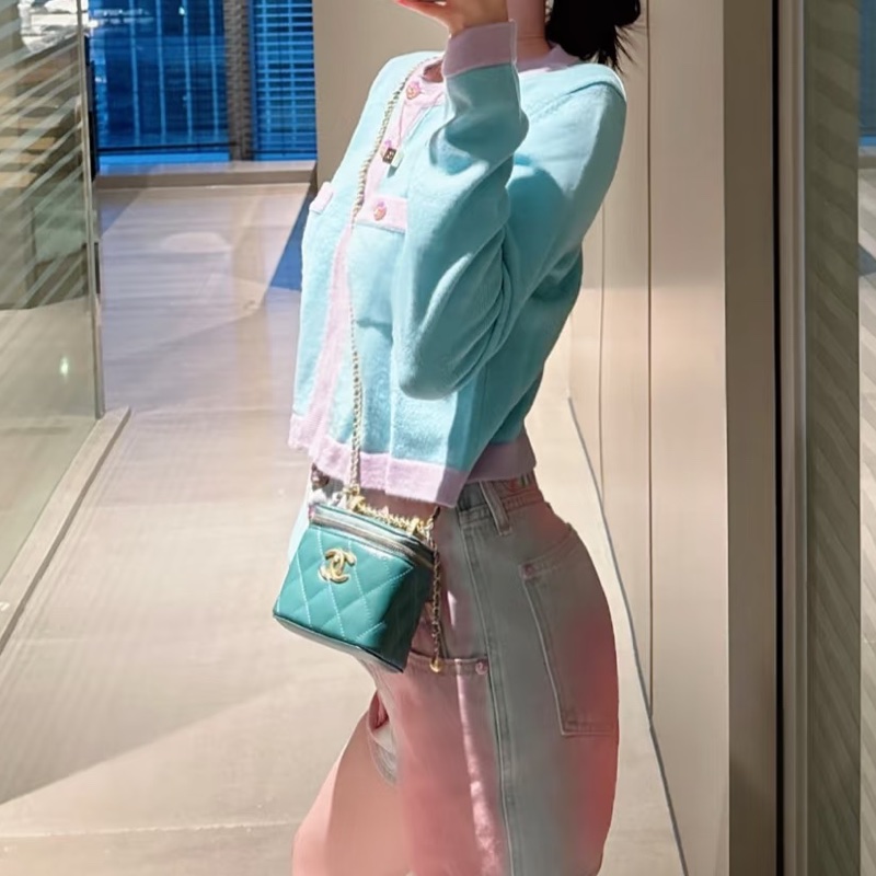 ✨Chanel 23P小牛皮愛心球 小盒子包 晶片款99新💚-2