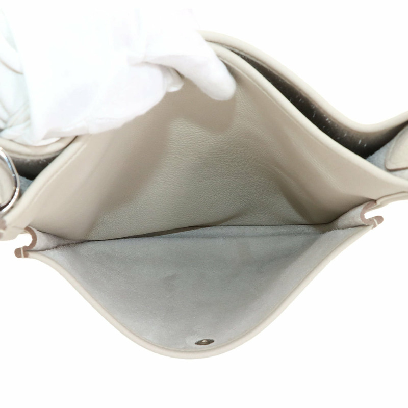 愛馬仕 (Hermes) Evelyne 3 PM 肩背包，採用 Taurillon Clemence 皮革，飾有 Beton A 印記和銀色五金配件。-8