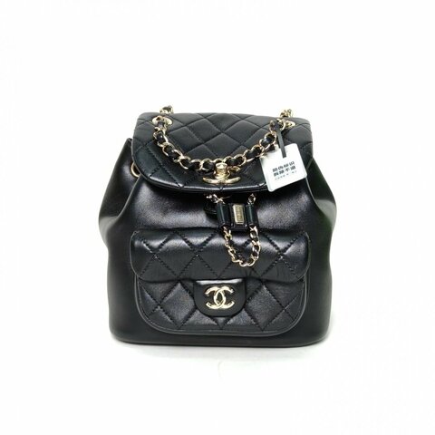 CHANEL Duma抽繩口蓋雙肩包單口袋小號18黑色羊皮晶片開金扣肩背包