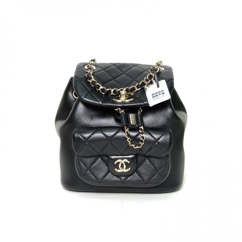 CHANEL Duma抽繩口蓋雙肩包單口袋小號18黑色羊皮晶片開金扣肩背包-0