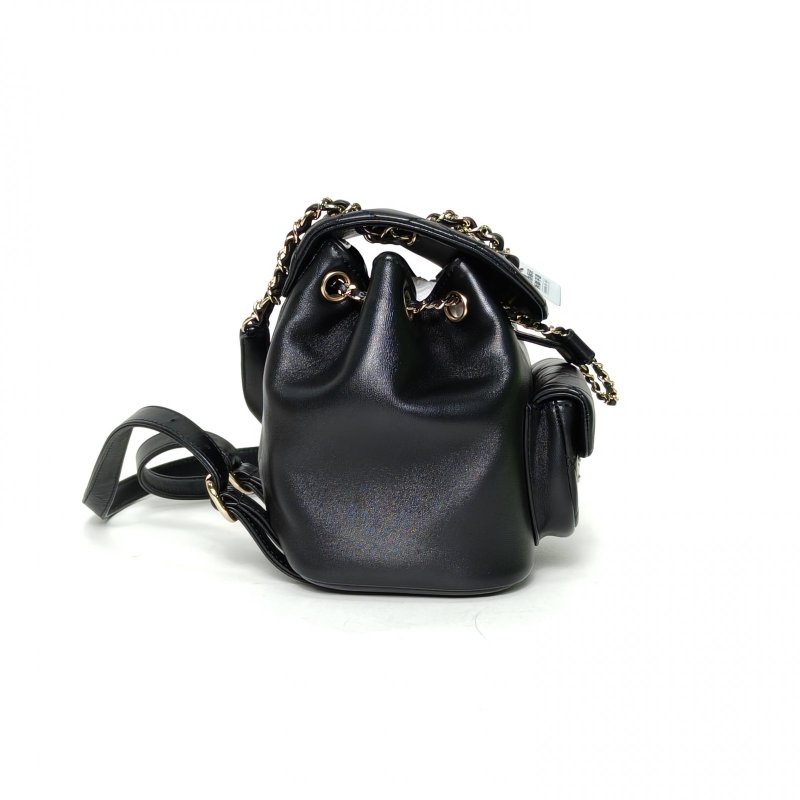 CHANEL Duma抽繩口蓋雙肩包單口袋小號18黑色羊皮晶片開金扣肩背包-1