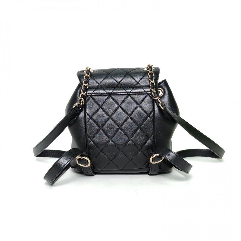 CHANEL Duma抽繩口蓋雙肩包單口袋小號18黑色羊皮晶片開金扣肩背包-2