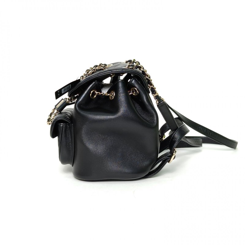 CHANEL Duma抽繩口蓋雙肩包單口袋小號18黑色羊皮晶片開金扣肩背包-3