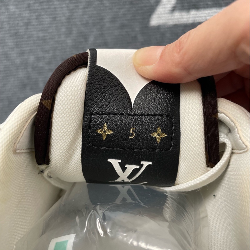98新 LV 白灰色皮面查理板鞋39碼372541-3