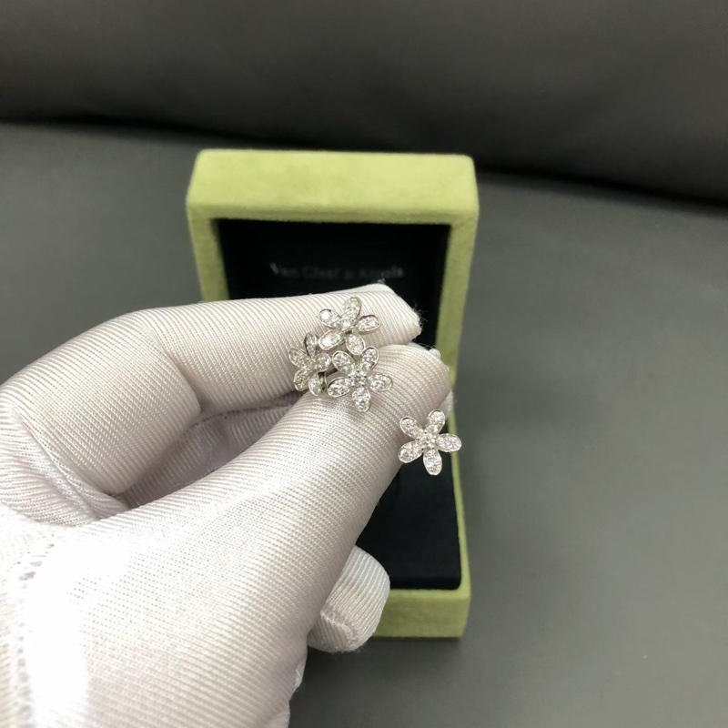 Vca梵克雅寶socrate 白金滿鑽花朵指間戒50號 2024購入-4