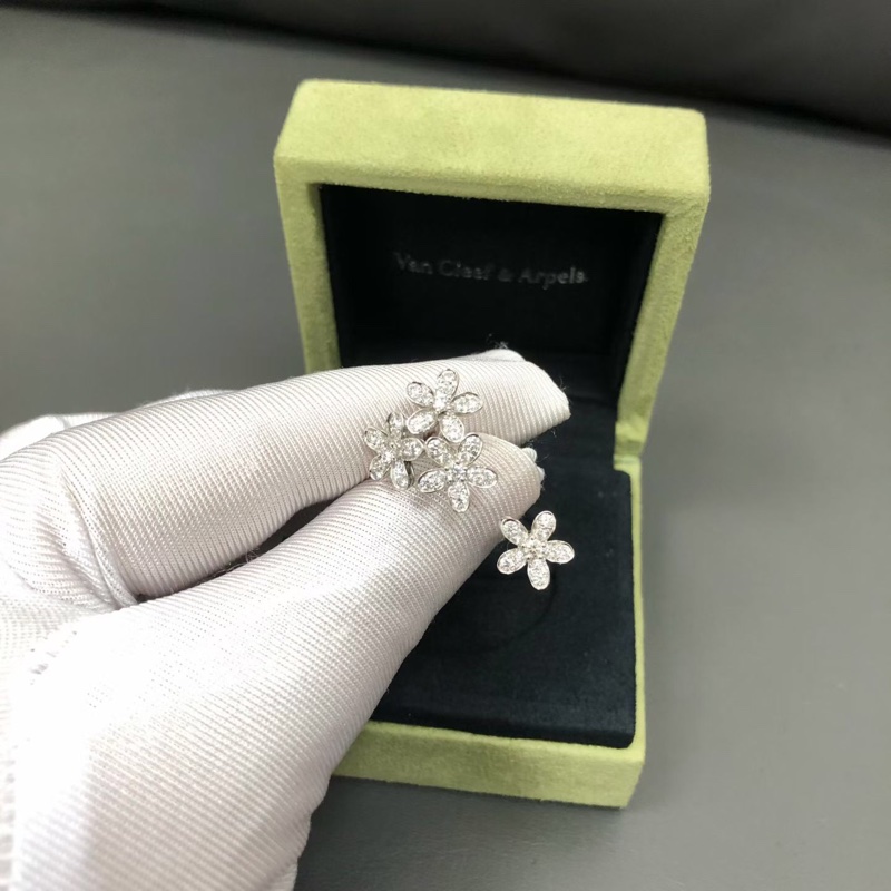 Vca梵克雅寶socrate 白金滿鑽花朵指間戒50號 2024購入-5