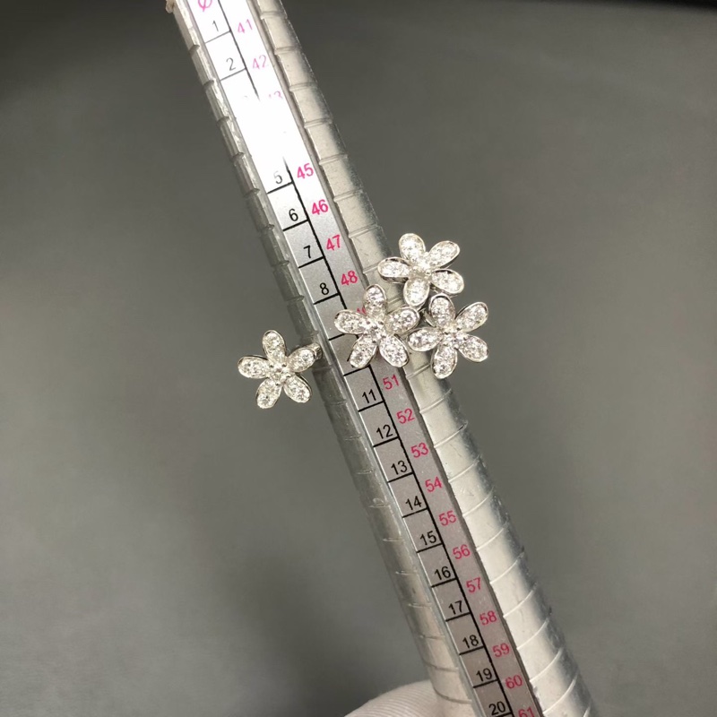 Vca梵克雅寶socrate 白金滿鑽花朵指間戒50號 2024購入-7