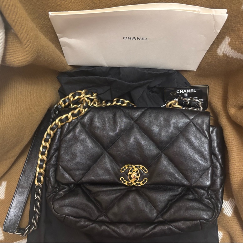 CHANEL 19 黑色口蓋包（亮面小羊皮、金色、銀色與釕色金屬 ）-10