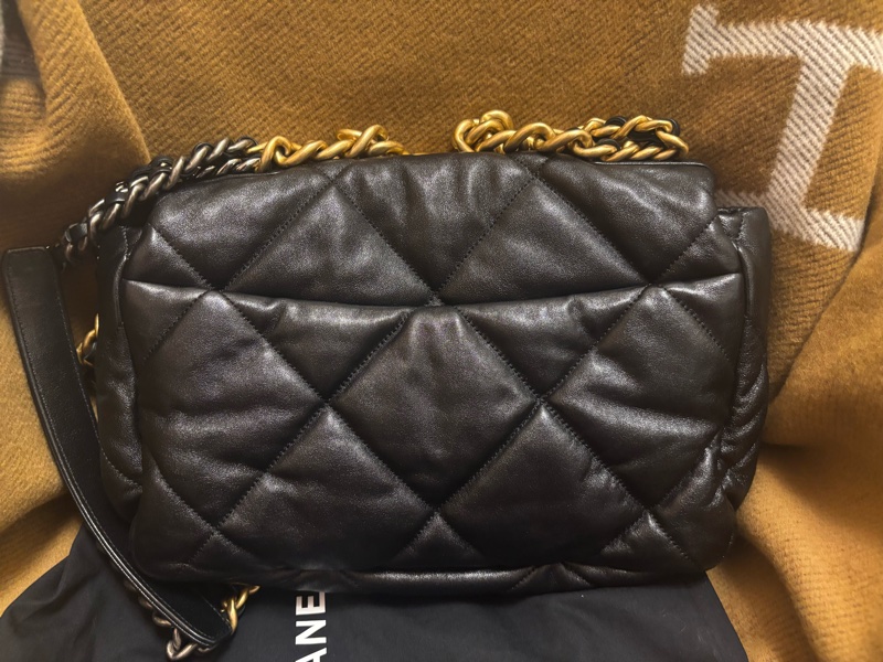 CHANEL 19 黑色口蓋包（亮面小羊皮、金色、銀色與釕色金屬 ）-11