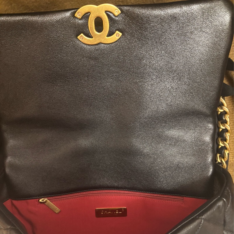 CHANEL 19 黑色口蓋包（亮面小羊皮、金色、銀色與釕色金屬 ）-7