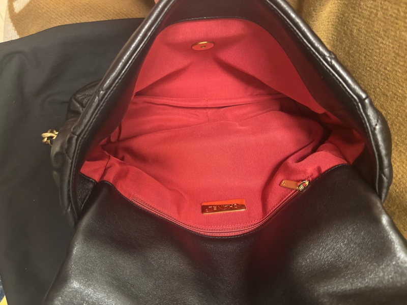 CHANEL 19 黑色口蓋包（亮面小羊皮、金色、銀色與釕色金屬 ）-8