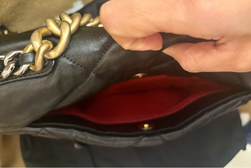 CHANEL 19 黑色口蓋包（亮面小羊皮、金色、銀色與釕色金屬 ）-9