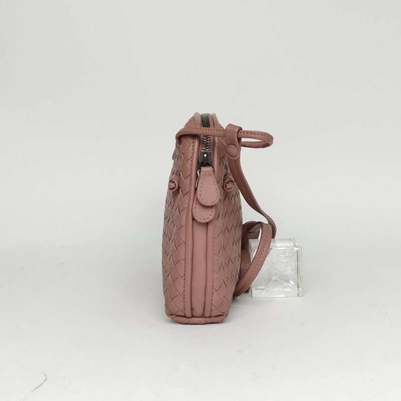 BOTTEGA VENETA 豆沙粉羊皮經典編織斜挎包肩背包-1