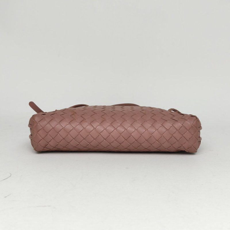 BOTTEGA VENETA 豆沙粉羊皮經典編織斜挎包肩背包-4