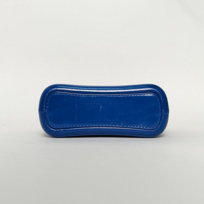 CHANEL GABRIELLE流浪小號20藍色牛皮26開金銀扣肩背包-4