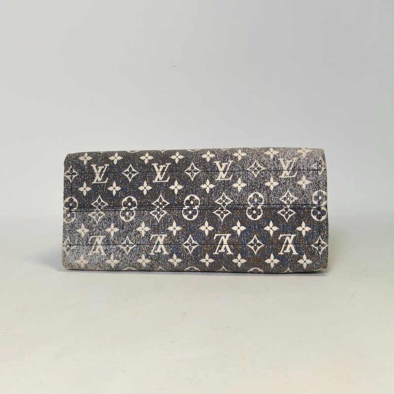 LOUIS VUITTON 黑色帆布銀扣晶片Onthego中號35漸變肩背包-4