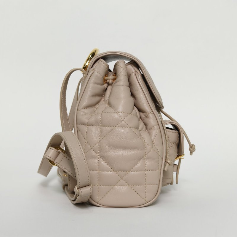 DIOR 裸色羊皮金扣20242025早春系列Caro小號雙肩包羊皮革超大藤格紋肩背包-1