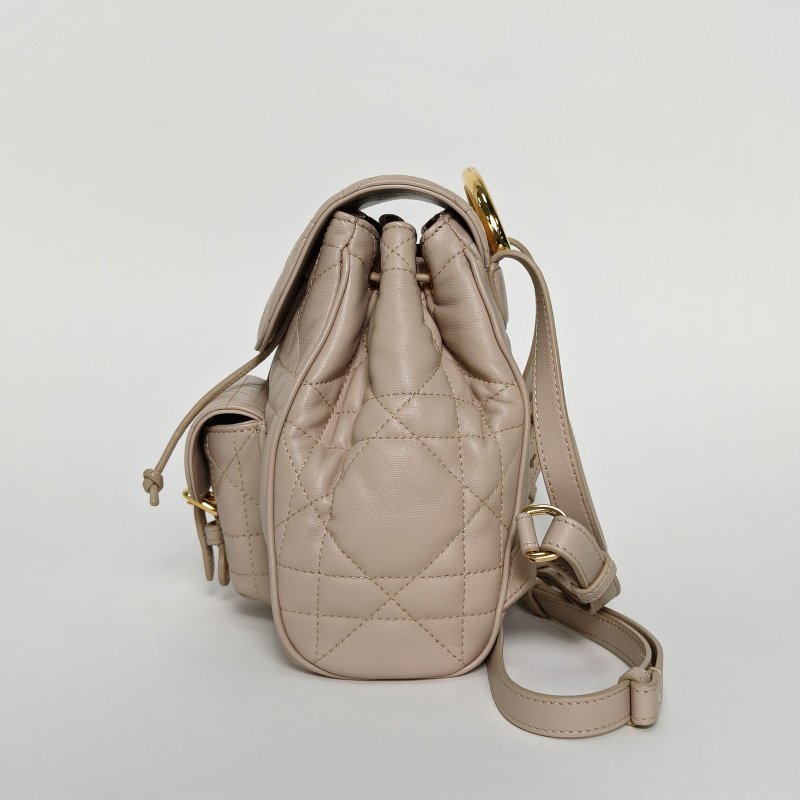 DIOR 裸色羊皮金扣20242025早春系列Caro小號雙肩包羊皮革超大藤格紋肩背包-3