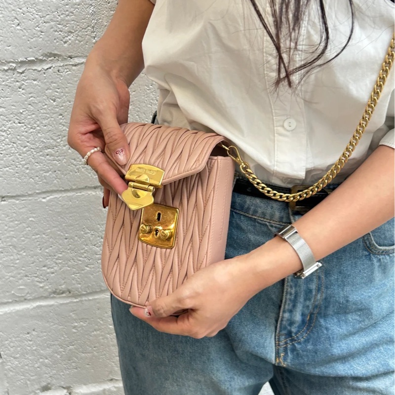 💗miu miu粉色金扣羊皮matelasse mini bag 手機包-1