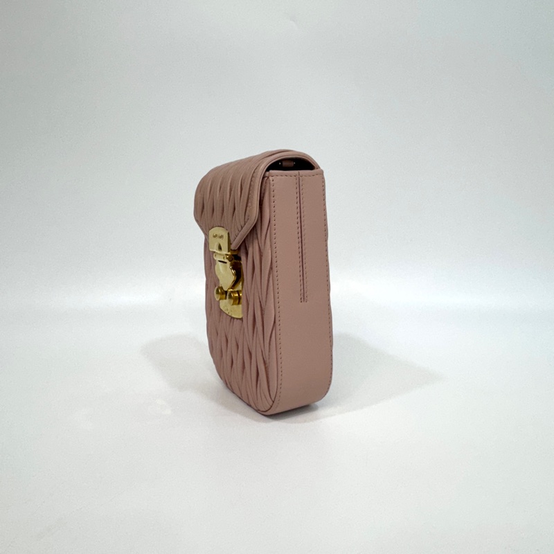 💗miu miu粉色金扣羊皮matelasse mini bag 手機包-4