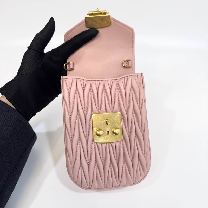 💗miu miu粉色金扣羊皮matelasse mini bag 手機包-9