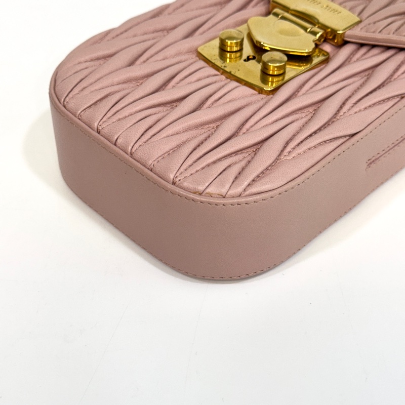 💗miu miu粉色金扣羊皮matelasse mini bag 手機包-10