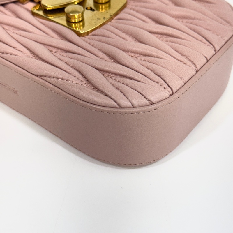 💗miu miu粉色金扣羊皮matelasse mini bag 手機包-11