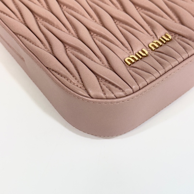 💗miu miu粉色金扣羊皮matelasse mini bag 手機包-13