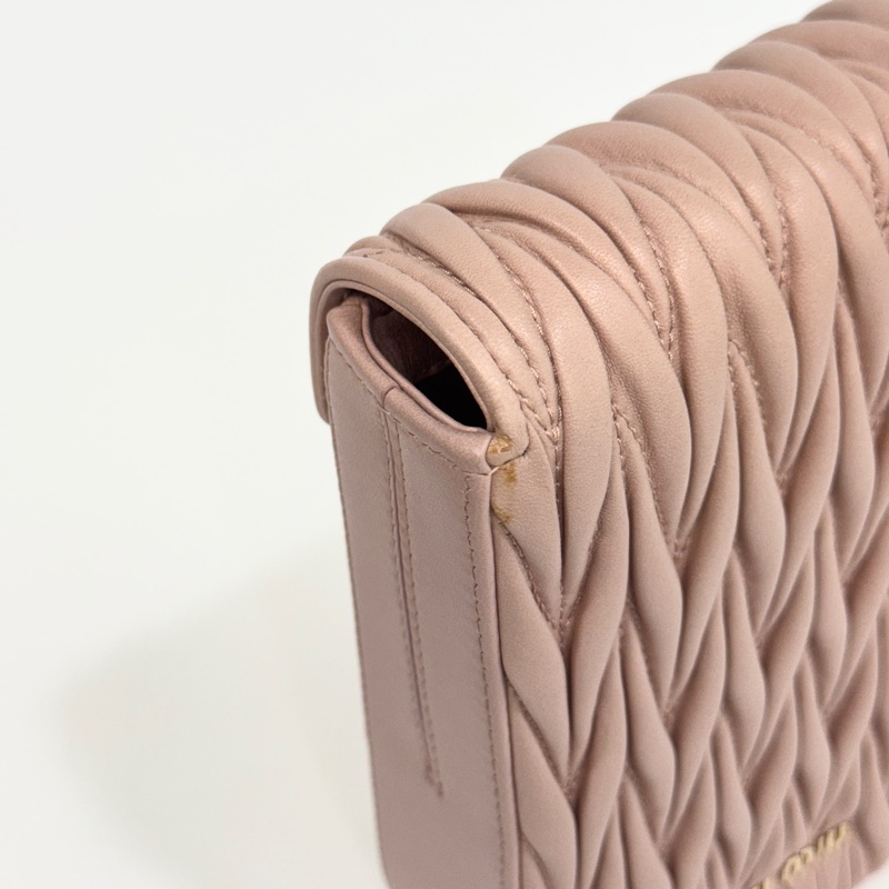 💗miu miu粉色金扣羊皮matelasse mini bag 手機包-14